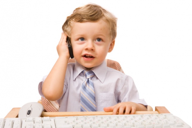 Copil cu telefon mobil